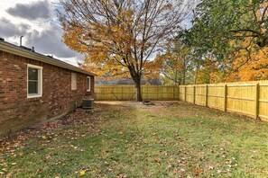 Property grounds - Quiet Downtown Maple Cottage Gem (Shelbyville)