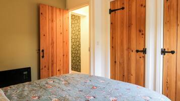 2 bedrooms, individually decorated, individually furnished, free WiFi