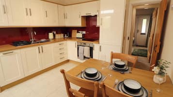 Cottage | Private kitchen | Dishwasher, cookware/dishes/utensils
