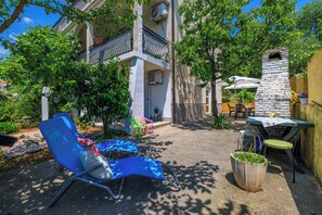 Outdoor dining - First floor apartment with large terrace, air conditioning, barbecue & parking space (Dramalj)