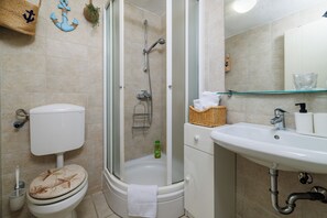 Douche, serviettes fournies, savon, papier toilette