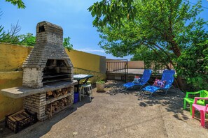 Outdoor dining - First floor apartment with large terrace, air conditioning, barbecue & parking space (Dramalj)
