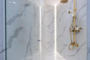 Haartrockner, Handtücher, Seife, Shampoo