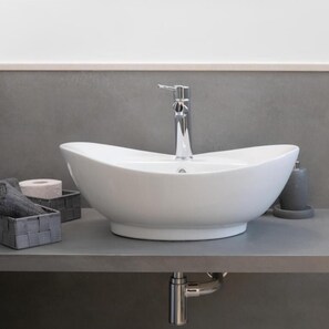 Comfort Double Room, Garden View | Bathroom | Shower, free toiletries, hair dryer, towels - B&B Milena  (Rutigliano)