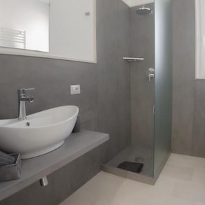 Kahden hengen comfort-huone, kaupunkinäköala | Kylpyhuone | Suihku, ilmaiset hygieniatuotteet, hiustenkuivaaja, kylpytakit