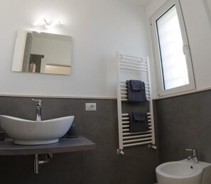 Habitación cuádruple familiar, vista a la ciudad | Baño