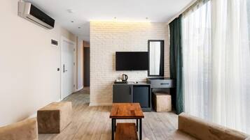 Deluxe suite, balkon, uitzicht op stad | Woonruimte