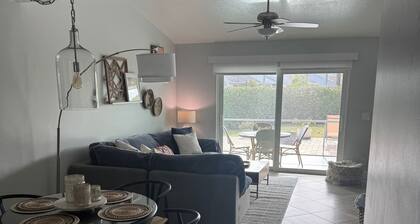 Cozy 2-bedroom villa in beautiful Jupiter with large fenced in backyard!