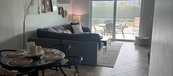 Cozy 2-bedroom villa in beautiful Jupiter with large fenced in backyard!