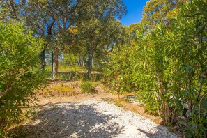 Property grounds - Air-conditioned Apartment with Pool and Tennis in Les Restanques, Grimaud (Grimaud)