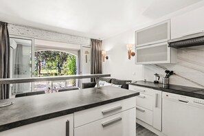 Fridge, microwave, oven, stovetop - Air-conditioned Apartment with Pool and Tennis in Les Restanques, Grimaud (Grimaud)