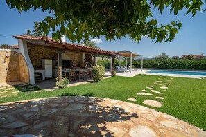 Outdoor dining - Poolside Paradise Dilesi by ΜΡS (Πλάκα Δήλεσι)