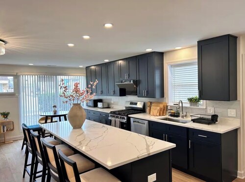 Modern 4BR Home ,Sleeps 10, 5 Beds, Free Parking Easy Access to Downtown&Lake