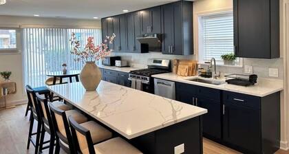 Modern 4BR Home ,Sleeps 10, 5 Beds, Free Parking Easy Access to Downtown&Lake