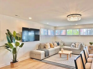 Smart TV - Modern 4BR Home ,Sleeps 10, 5 Beds, Free Parking Easy Access to Downtown&Lake (Chicago)