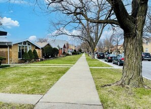 Property grounds - Modern 4BR Home ,Sleeps 10, 5 Beds, Free Parking Easy Access to Downtown&Lake (Chicago)