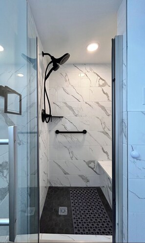 Shower, hair dryer, towels, soap - Modern 4BR Home ,Sleeps 10, 5 Beds, Free Parking Easy Access to Downtown&Lake (Chicago)