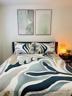 4 bedrooms, iron/ironing board, WiFi, bed sheets - Modern 4BR Home ,Sleeps 10, 5 Beds, Free Parking Easy Access to Downtown&Lake (Chicago)