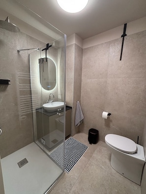 Haartrockner, Handtücher, Seife, Toilettenpapier