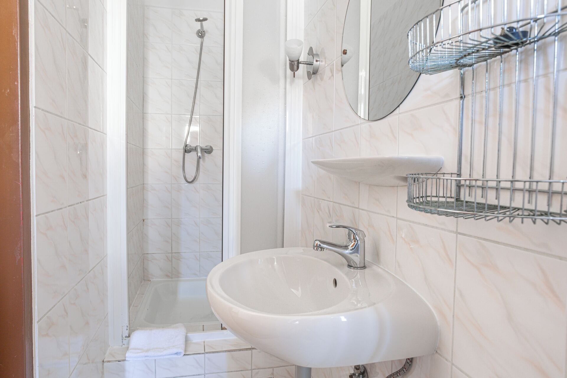 Zweibettzimmer | Badezimmer | Kostenlose Toilettenartikel, Handtücher, Seife, Shampoo