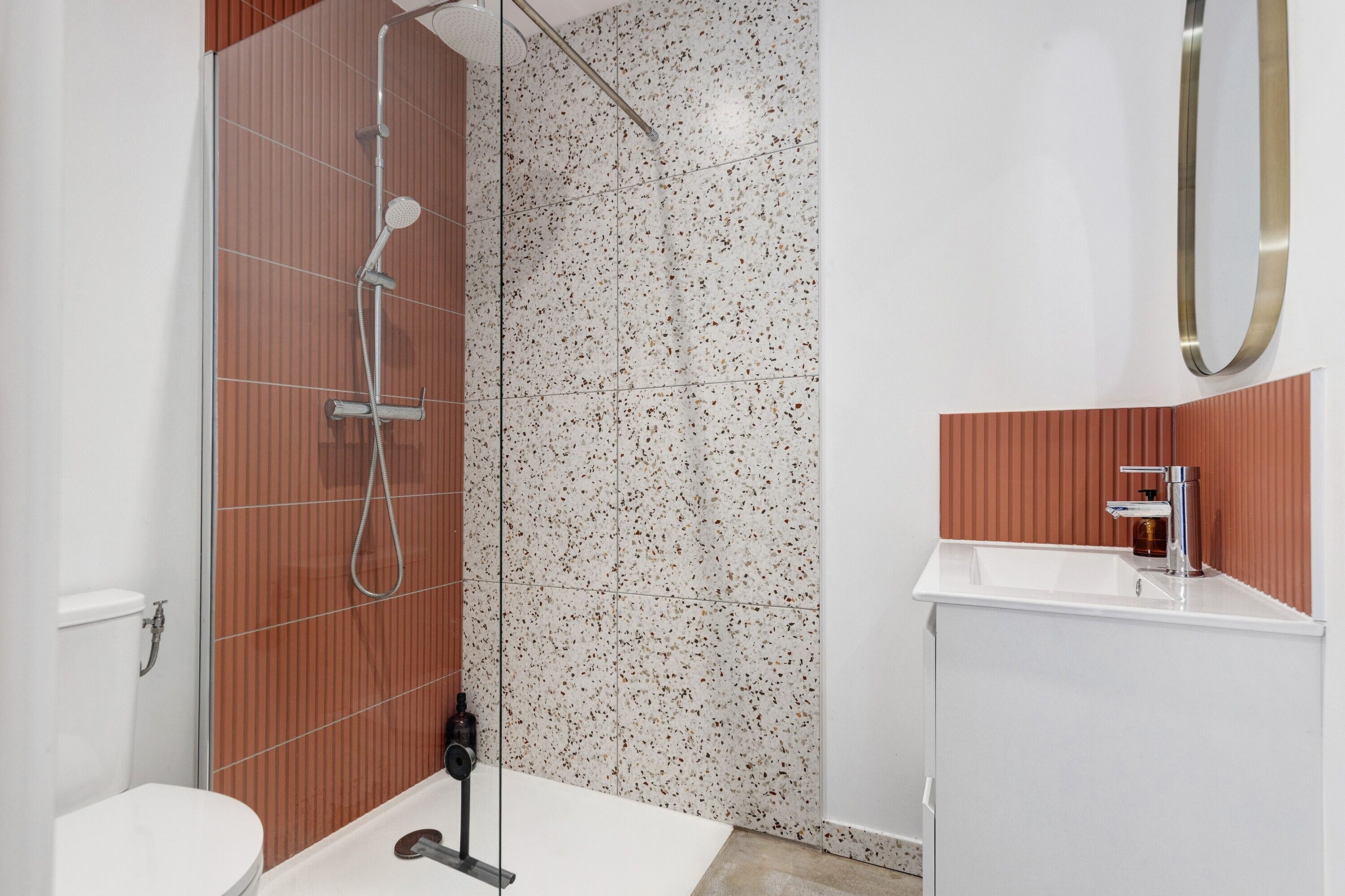 Un baño con ducha, inodoro y lavabo.