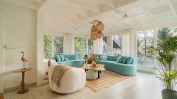 Vil·la Deluxe, balcó, vistes al pati | Sala d'estar