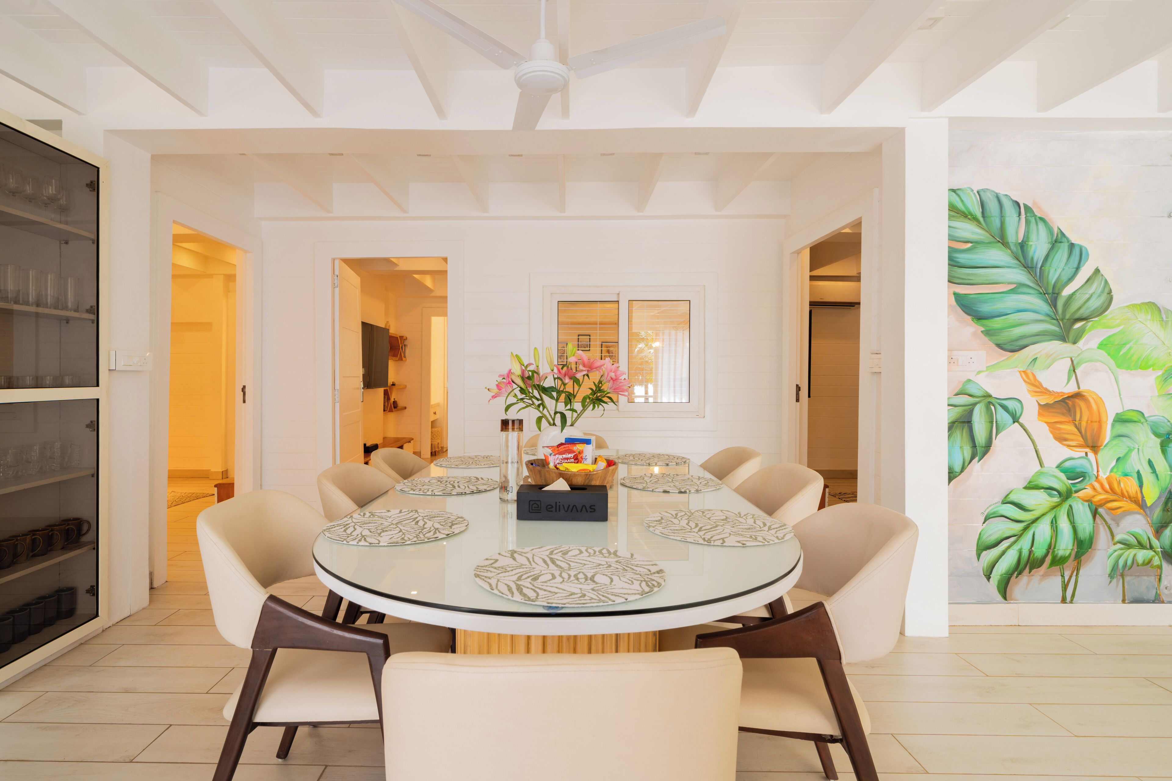 Un espace repas comprenant une table ronde, des chaises et un ventilateur de plafond.
