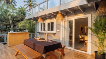 Vil·la Deluxe, balcó, vistes al pati | Servei de restauració a l'aire lliure