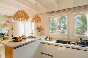 Villa Deluxe, balcón, vista al patio | Cocina privada