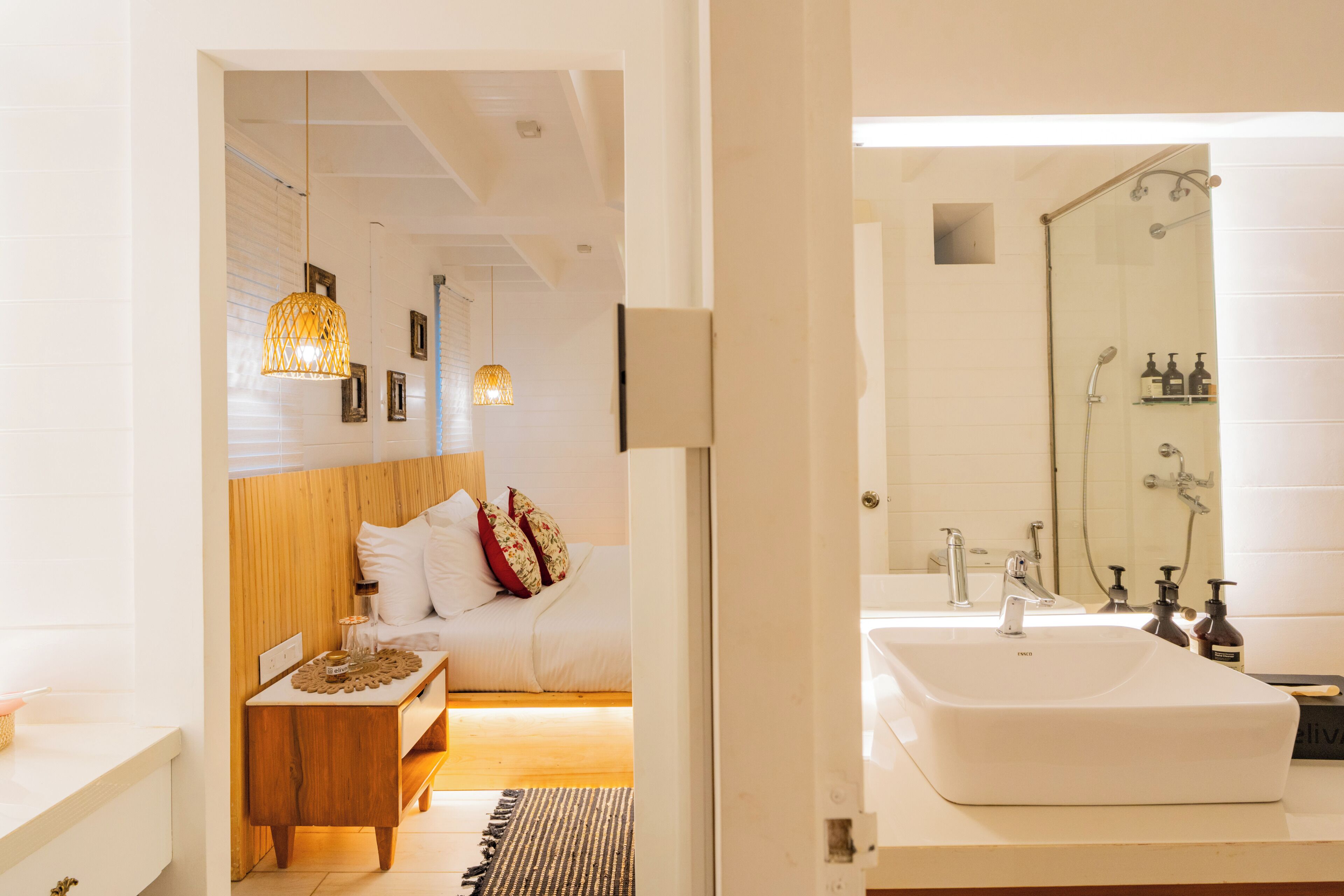Un baño moderno con un lavamanos grande, espejo y ducha.