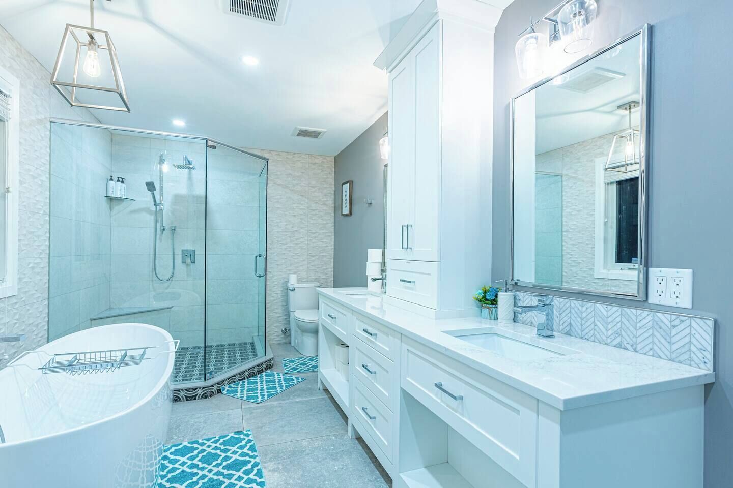 Douche, sèche-cheveux, bidet, serviettes fournies
