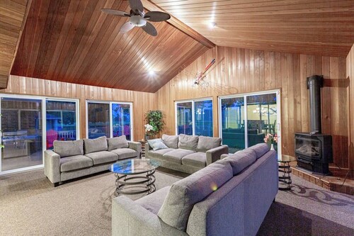 Large Countryside Home w/ Pool & Hot Tub
