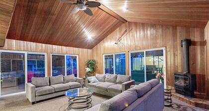 Large Countryside Home w/ Pool & Hot Tub