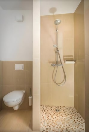 Douche, sĂšche-cheveux, serviettes fournies