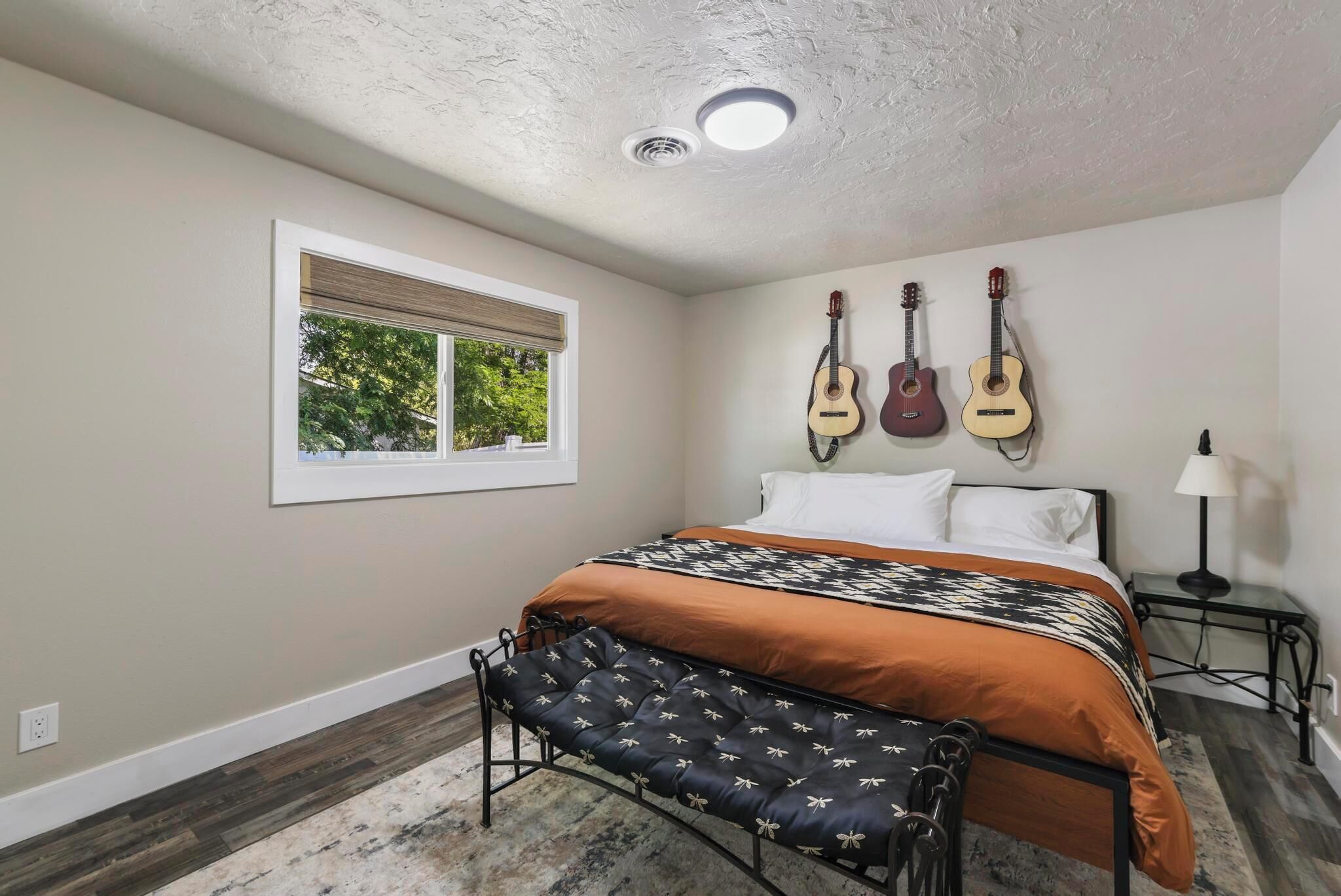 2 habitaciones, tabla de planchar con plancha, wifi y ropa de cama 