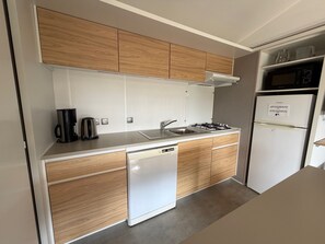 Private kitchen - ✨ Rent Mobil Home Clim 3 Ch Camping 4* Toboggans 🌞 (La Roquette-sur-Siagne)