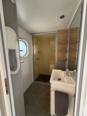 Shower, hair dryer - ✨ Rent Mobil Home Clim 3 Ch Camping 4* Toboggans 🌞 (La Roquette-sur-Siagne)
