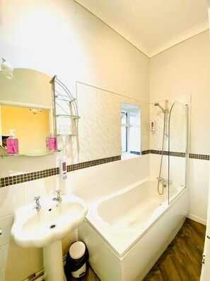 Deluxe Triple Room, Balcony, Sea View | Bathroom - The Carlton Hotel (Shanklin)