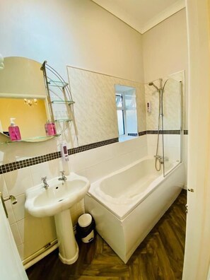 Deluxe-Doppelzimmer, Balkon, Meerblick | Badezimmer