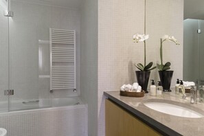 Bathroom - Vrbo Property (Lisboa)