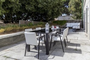 Outdoor dining - Vrbo Property (Lisboa)
