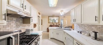 4BR House with Private Yard & BBQ, Near NASA