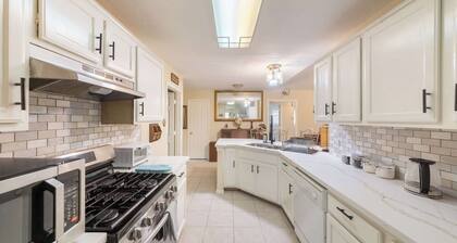 4BR House with Private Yard & BBQ, Near NASA
