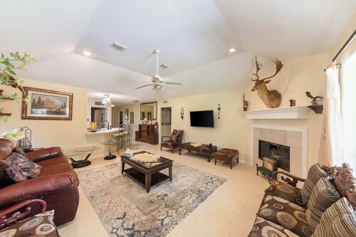 4BR House with Private Yard & BBQ, Near NASA