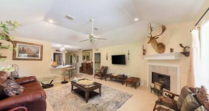 4BR House with Private Yard & BBQ, Near NASA