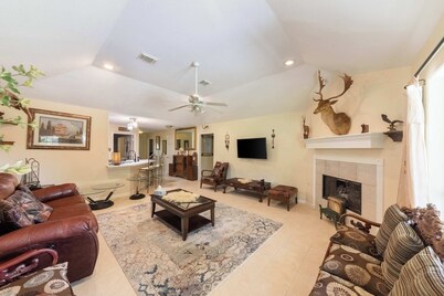 4BR House with Private Yard & BBQ, Near NASA