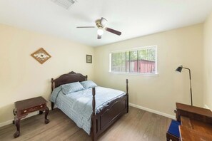 4 bedrooms, desk, iron/ironing board, WiFi - 4BR House with Private Yard & BBQ, Near NASA (Texas City)