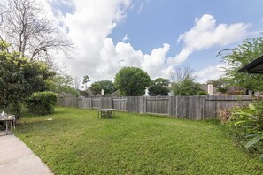 Outdoor dining - 4BR House with Private Yard & BBQ, Near NASA (Texas City)