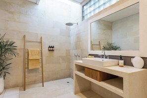 Shower, hair dryer, bidet, towels - 4BR Villa, Private Pool, Walk to Beach (Canggu)