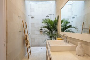 Shower, hair dryer, bidet, towels - 4BR Villa, Private Pool, Walk to Beach (Canggu)